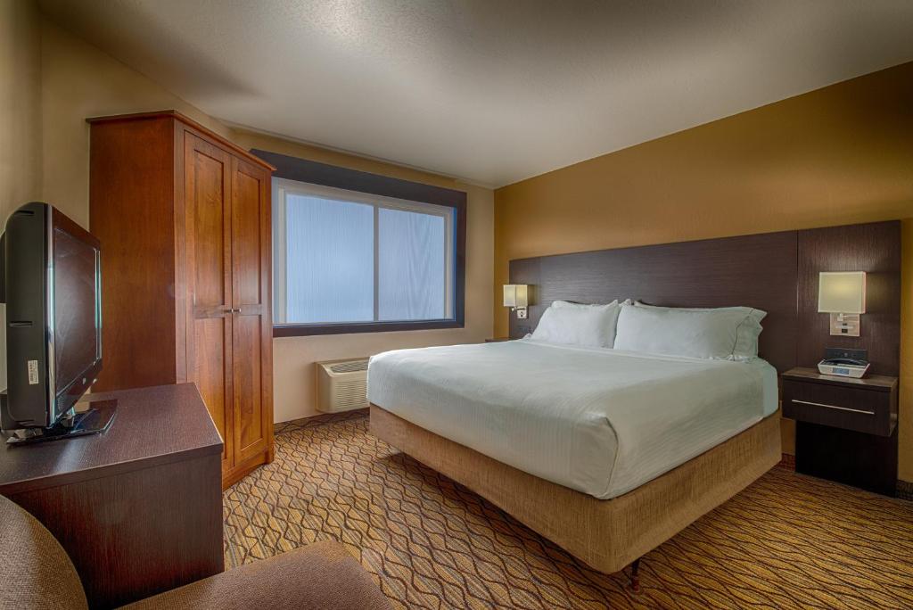 Grand Canyon Hotel & Suites King Suite Bedroom