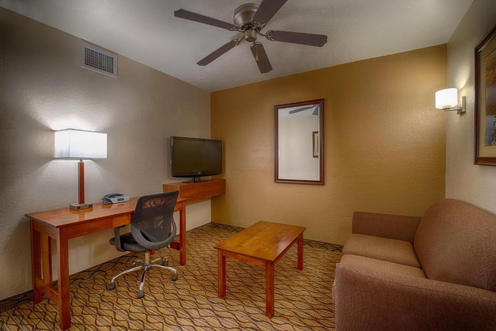 Grand Canyon Hotel & Suites King Suite Desk and Couch